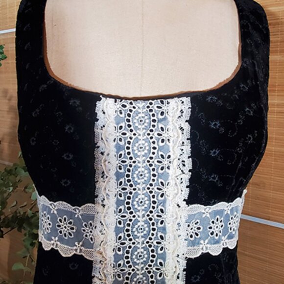 Nearly NWT Vintage Nanette Lepore Embroidered Velvet Cocktail Mini dress size 6 - Picture 5 of 9